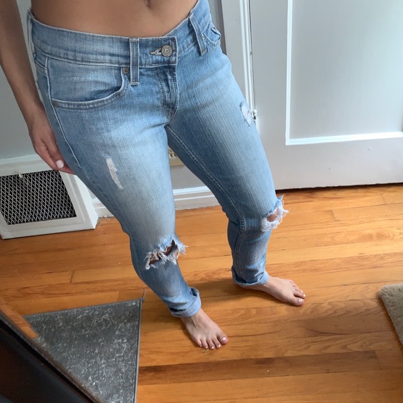 Levi jeans // light wash with some rips - Picture 2 of 6